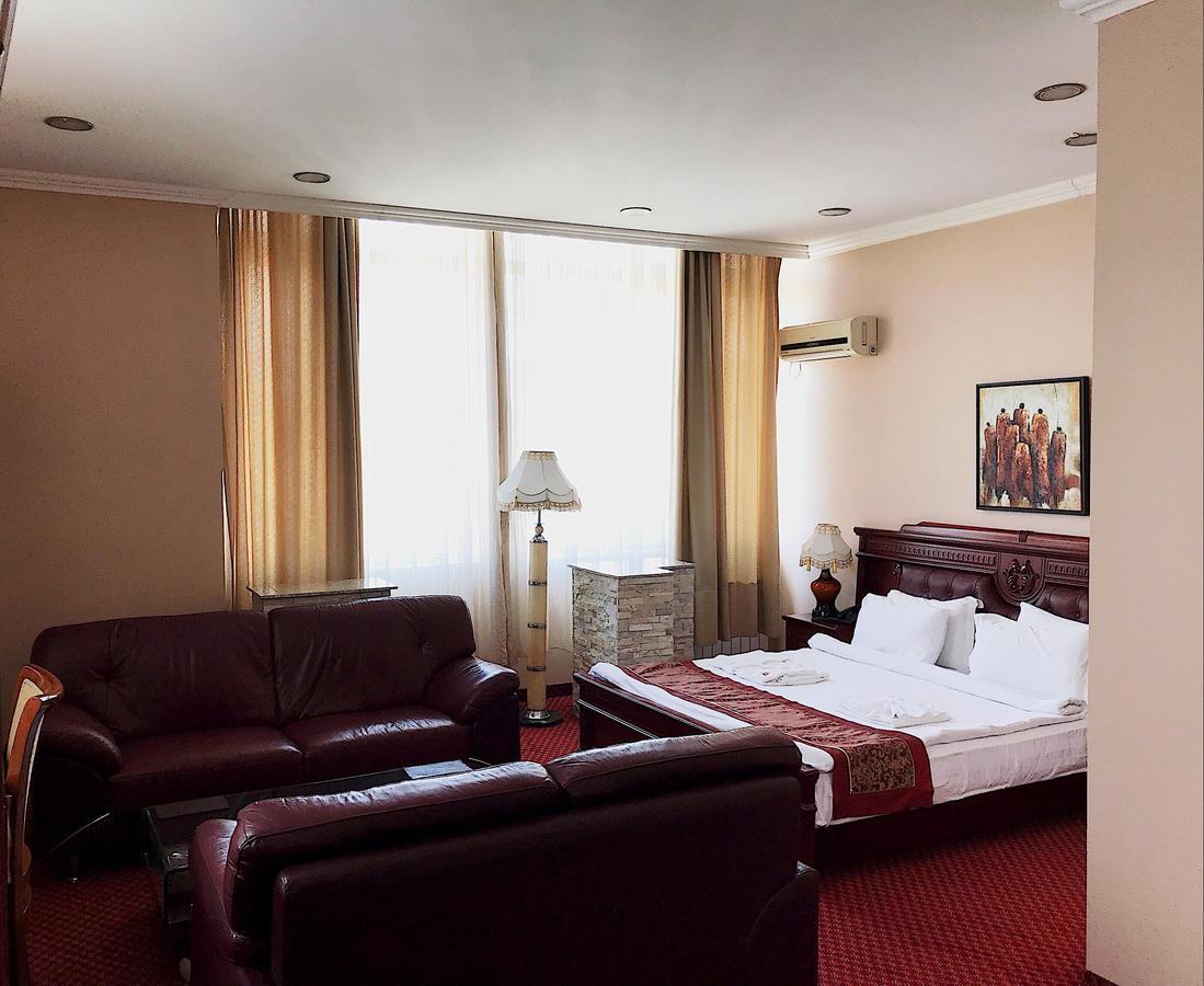 Hotel Royal プリシュティナ エクステリア 写真